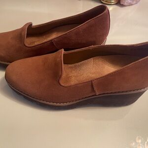 Vionic Women's Tan Slip-On Loafers